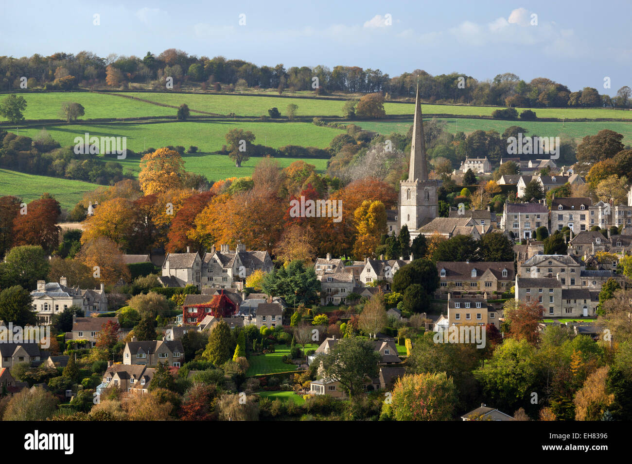 La Pieve di Santa Maria e il villaggio in autunno, Painswick, Cotswolds, Gloucestershire, England, Regno Unito, Europa Foto Stock