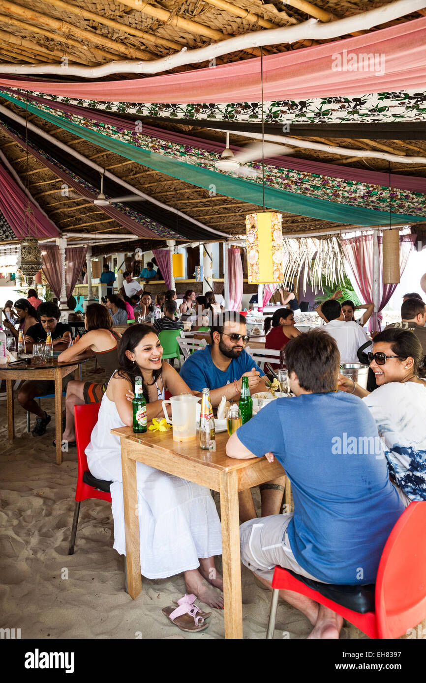 La gente seduta a La Plage ristorante in Ashvem, Goa, India, Asia Foto Stock