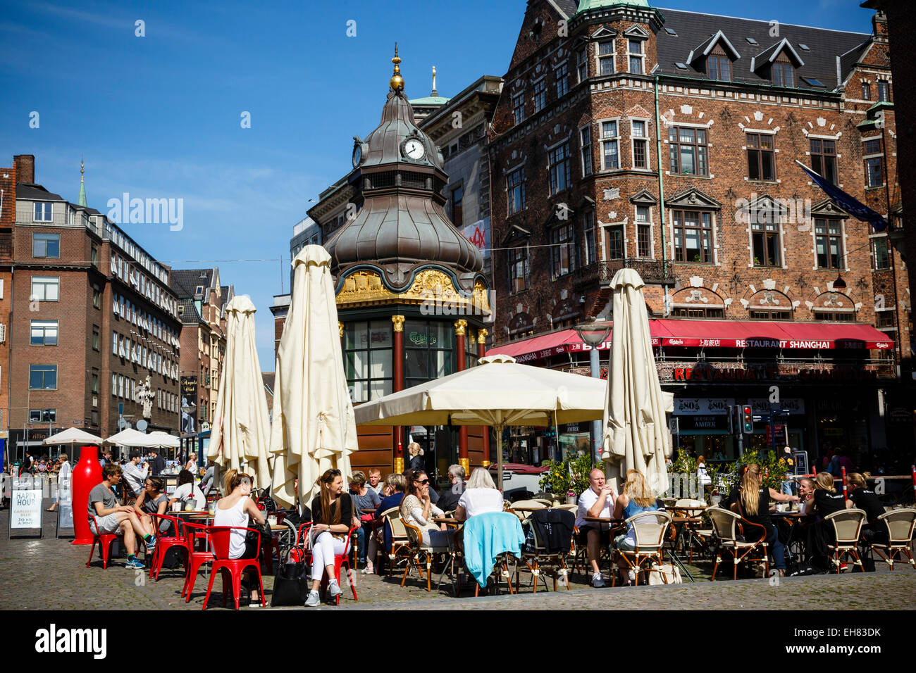 La gente seduta a un cafe in Nytorv, Copenhagen, Danimarca, in Scandinavia, Europa Foto Stock