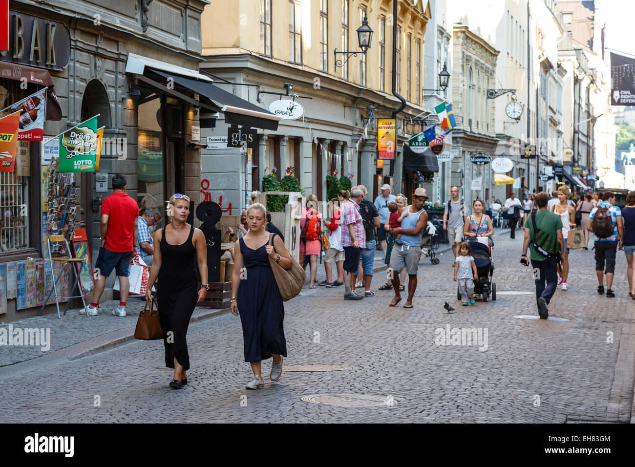 Scena di strada in Gamla Stan, Stoccolma, Svezia, Scandinavia, Europa Foto Stock