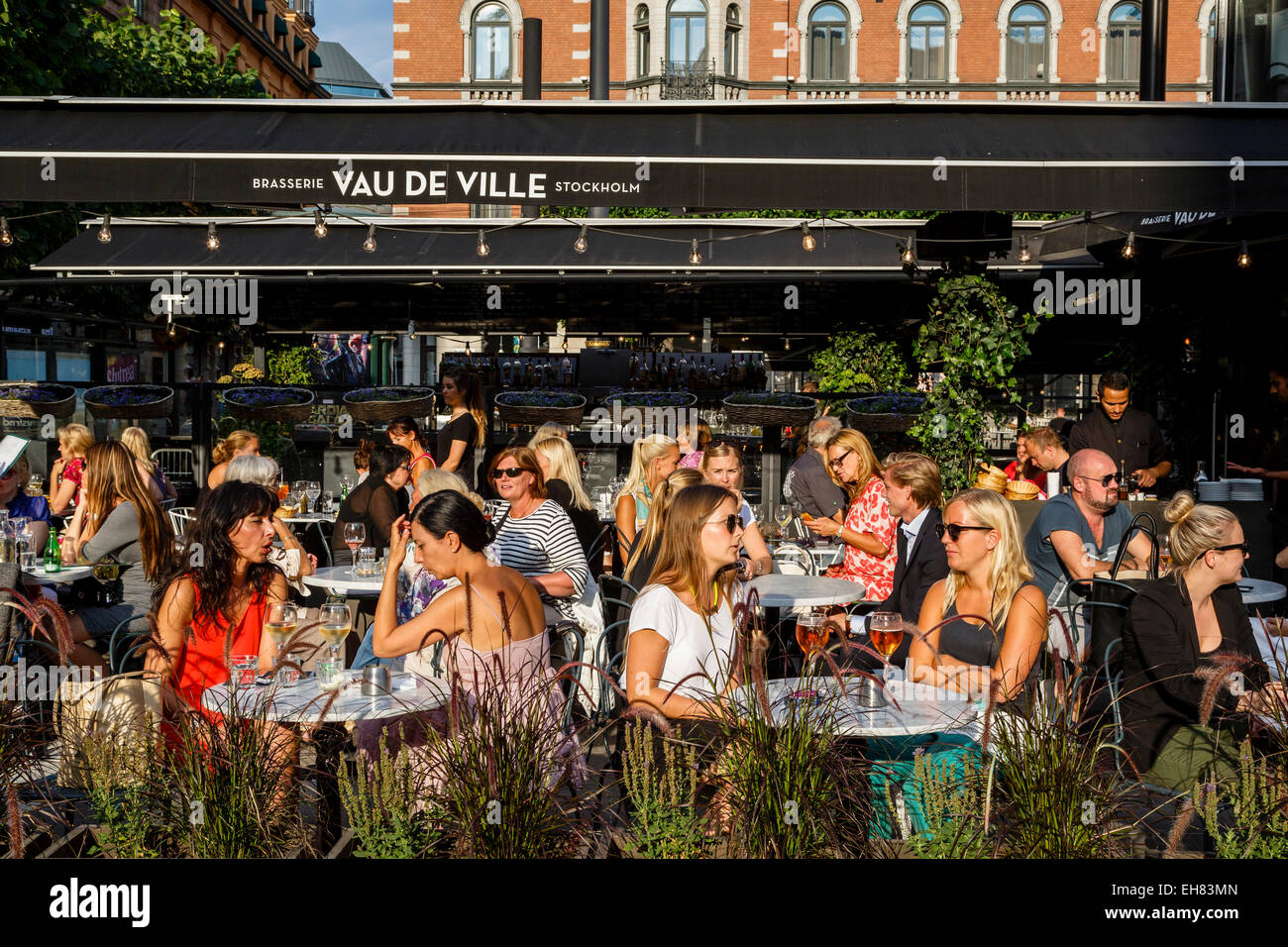 La gente seduta a un ristorante, Stoccolma, Svezia, Scandinavia, Europa Foto Stock