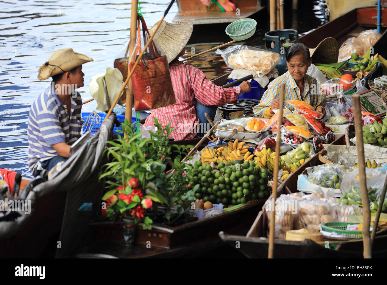 Donna Thai per la vendita di frutta al mercato galleggiante, Bangkok, Thailandia, Sud-est asiatico, in Asia Foto Stock