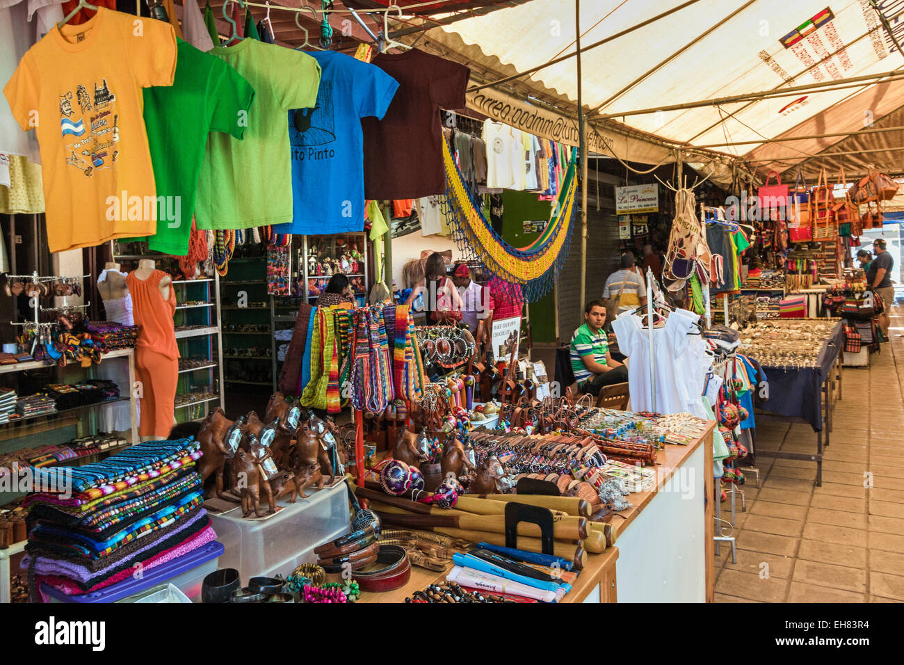 Artigianato e souvenir in vendita nel famoso Mercado Artesanias mercato coperto, popolare con i turisti, Masaya Nicaragua Foto Stock