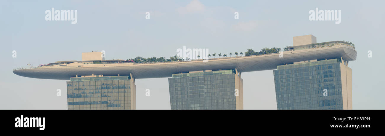 Alta risoluzione panorama della porzione superiore della Marina Bay Sands complesso, Singapore. La piattaforma tiene alta a livello di strutture turistiche. Hotel di lusso Foto Stock