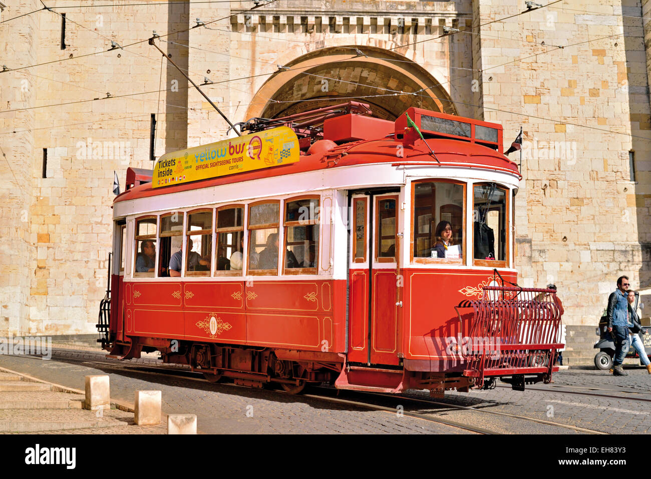 Il portogallo Lisbona: Tram Nostalgico con turisti di passaggio la cattedrale medievale nel quartiere storico di Alfama Foto Stock