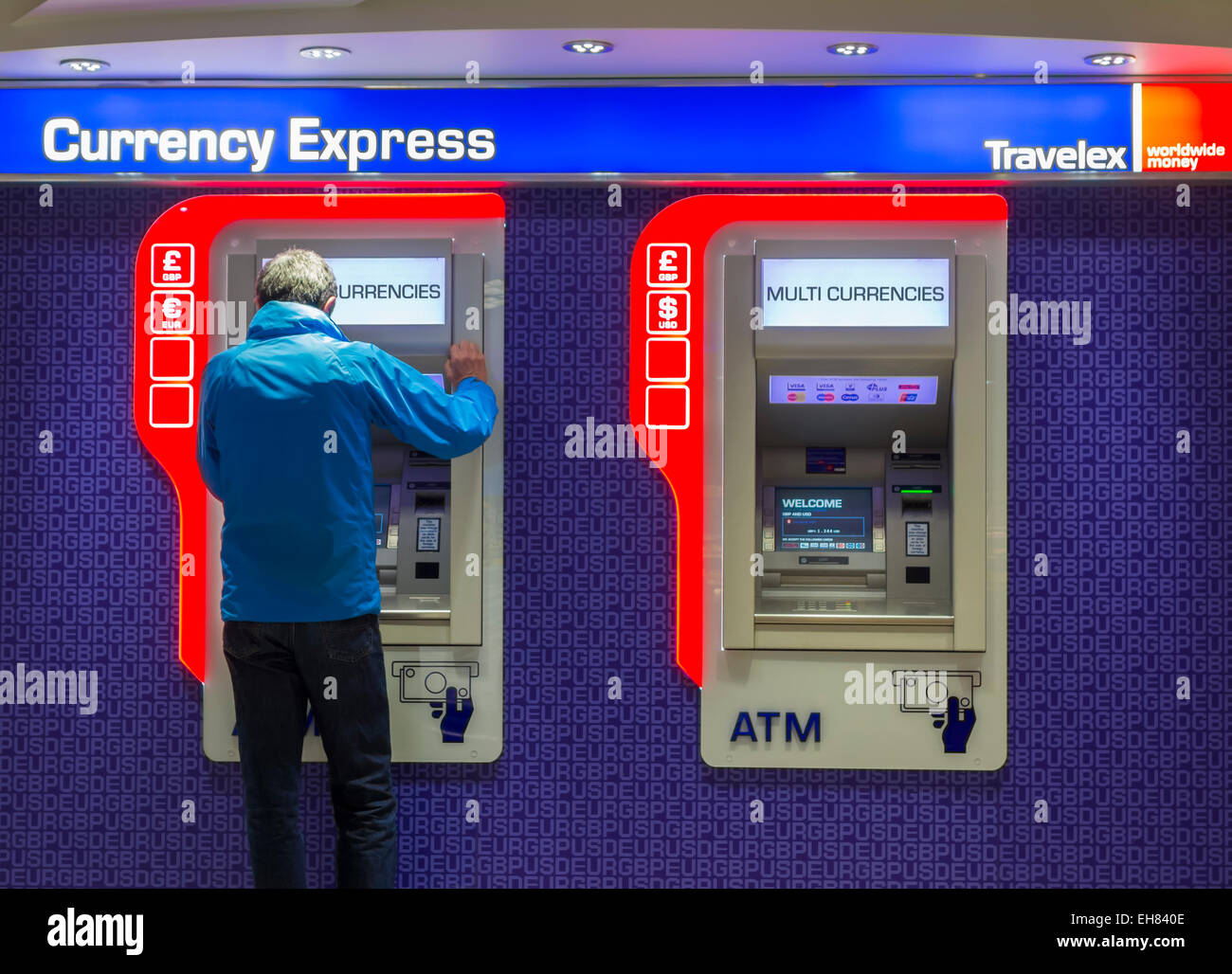 Uomo con Travelex cambio valuta ATM all'Aeroporto di Manchester. In Inghilterra. Regno Unito Foto Stock