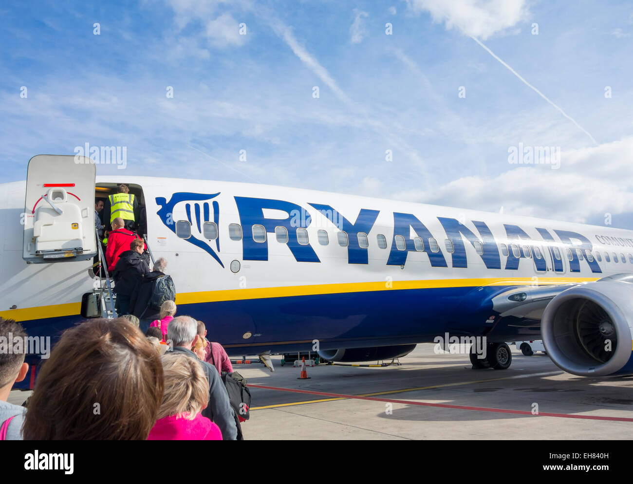 I passeggeri Ryanair imbarco aereo all'Aeroporto di Manchester. In Inghilterra. Regno Unito Foto Stock