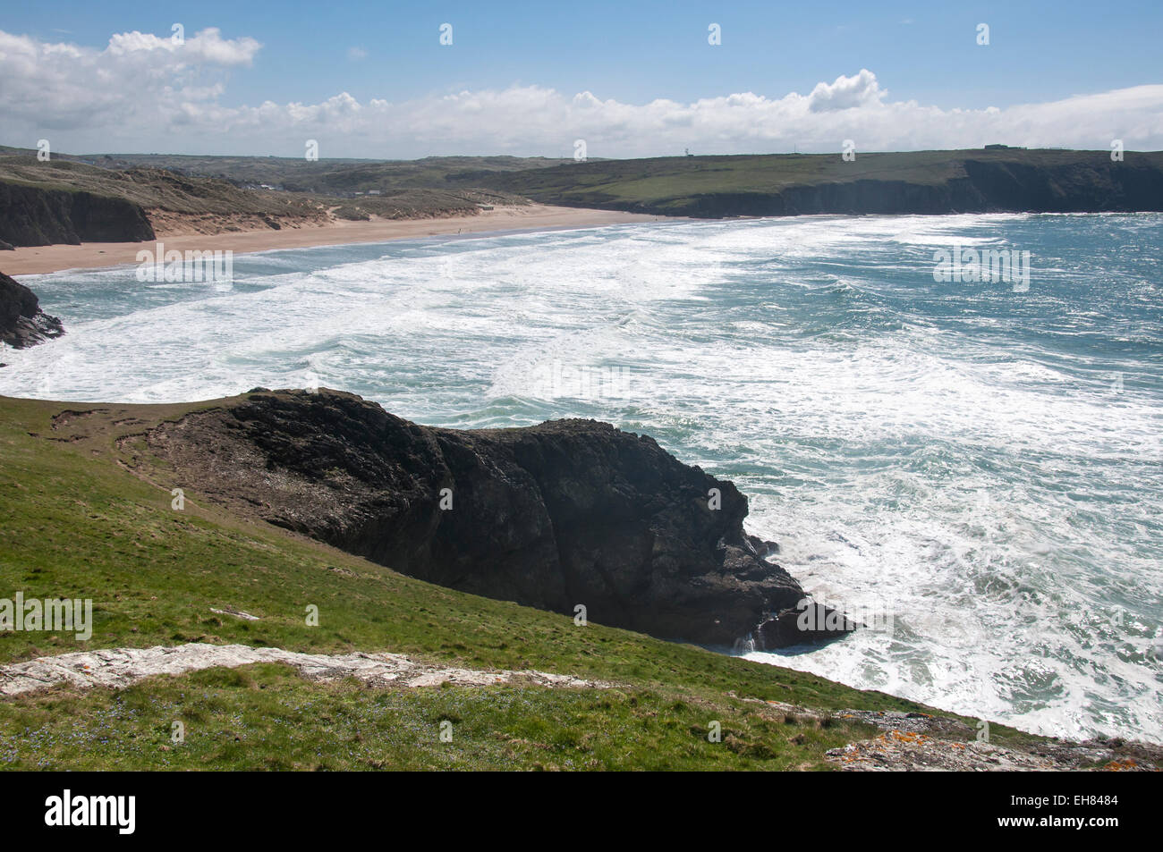 Holywell Bay vicino a Newquay in Cornovaglia. Una luminosa e soleggiata giornata di primavera. Vista dalla scogliera del mare e della spiaggia. Foto Stock