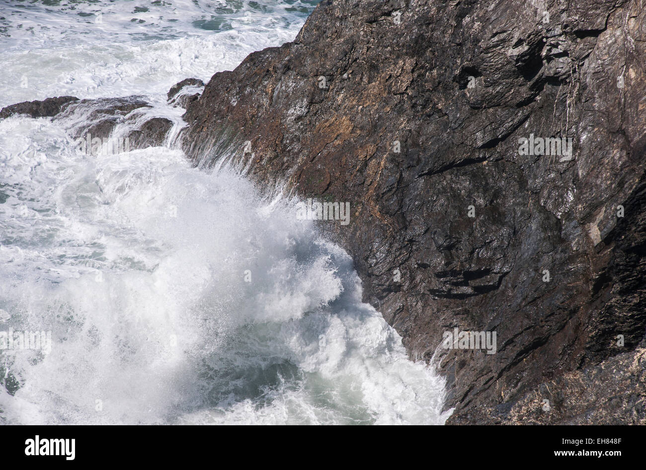 Le onde che si infrangono sulle rocce vicino Crantock Beach, Newquay, Cornwall. Foto Stock