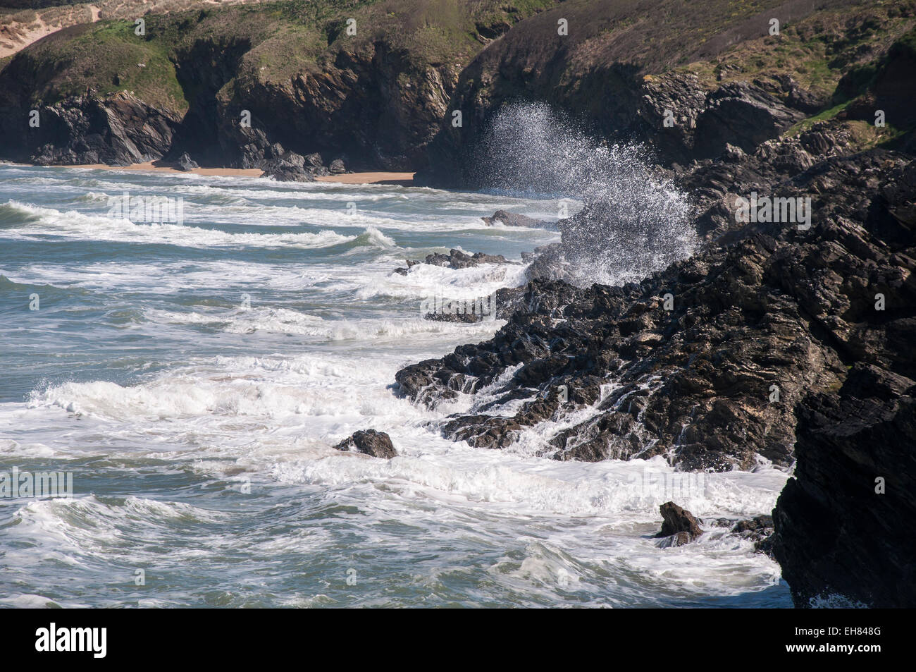 Le onde che si infrangono sulle rocce vicino Crantock Beach, Newquay, Cornwall. Foto Stock