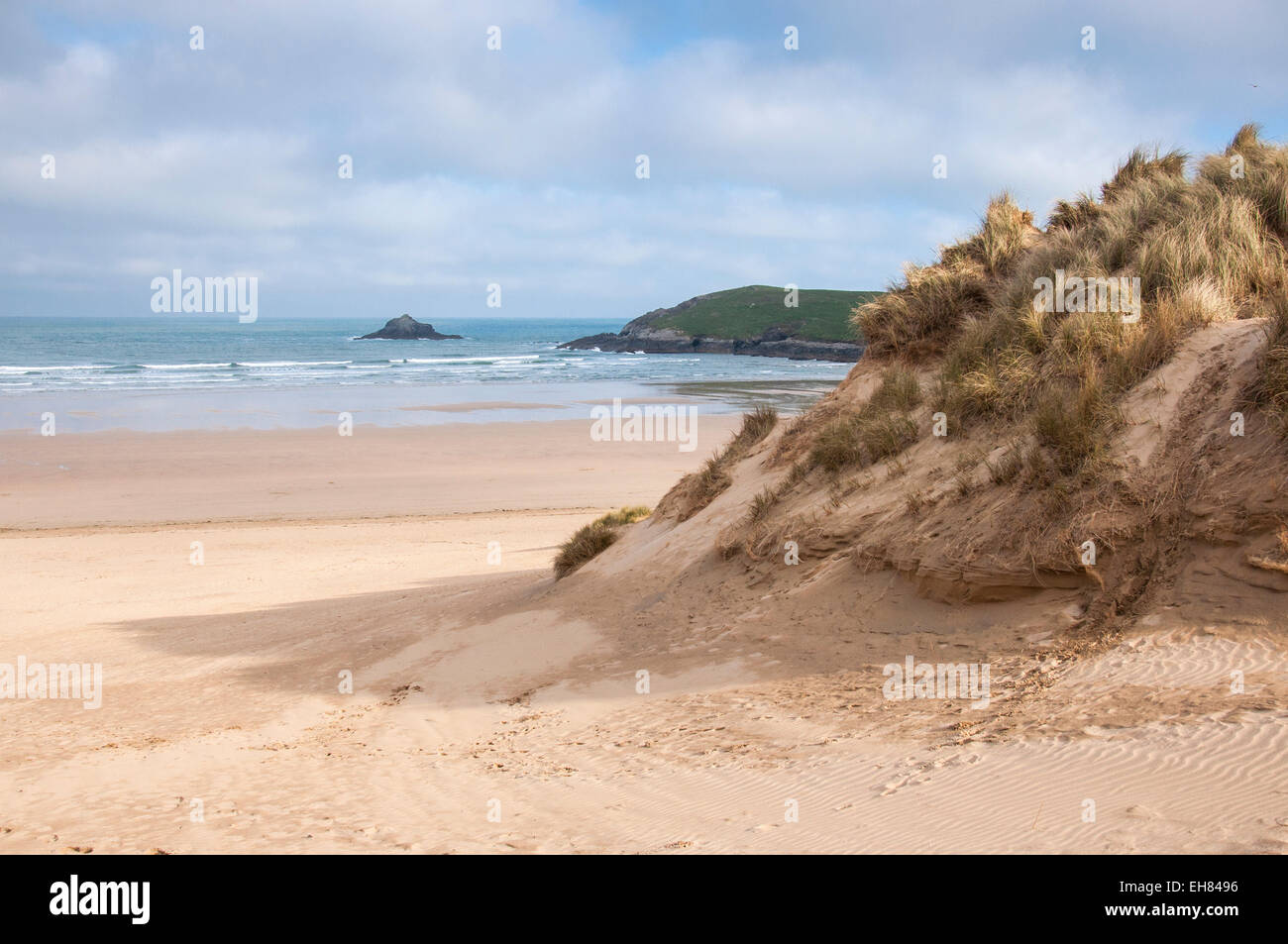 Vista di Crantock Beach da dune di sabbia. Una bellissima spiaggia di sabbia vicino a Newquay in Cornovaglia. Foto Stock