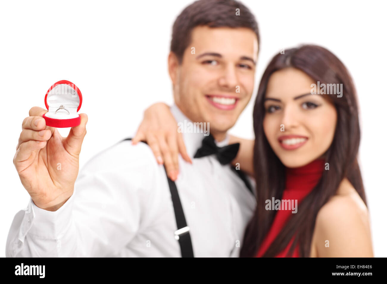 L uomo e la sua fidanzata che mostra il loro anello di fidanzamento con il focus sull'anello isolato su sfondo bianco Foto Stock