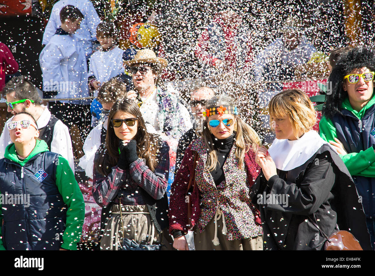 San giovanni in persiceto,bologna,Italy-March 7,2015:la gente in costume di  carnevale e maschere a piedi sotto i residui di carta durante un soleggiato  Foto stock - Alamy