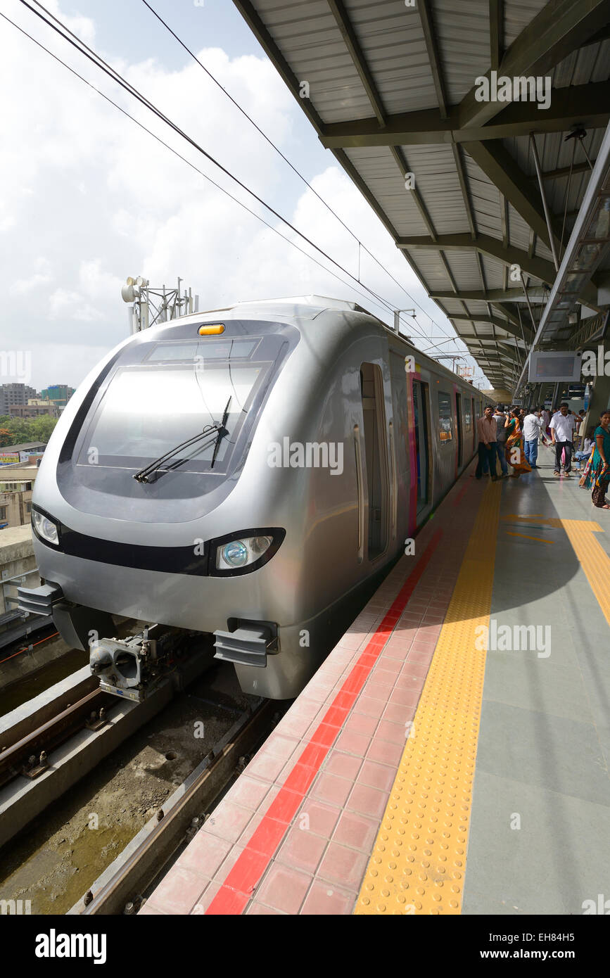 Bombay, India - 22 Giugno 2014: persone scendono Mumbai (Bombay)Metro treno alla stazione Ghatkopar. Foto Stock