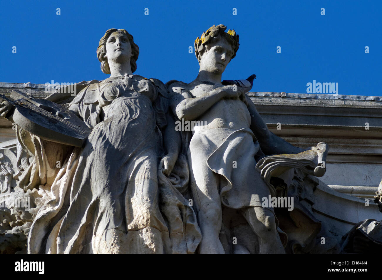 Dettaglio del carving 'poesia e musica da Paolo Raphael Montford 1906 Cardiff City Hall, Cathays Park, Cardiff, Galles del Sud. Foto Stock