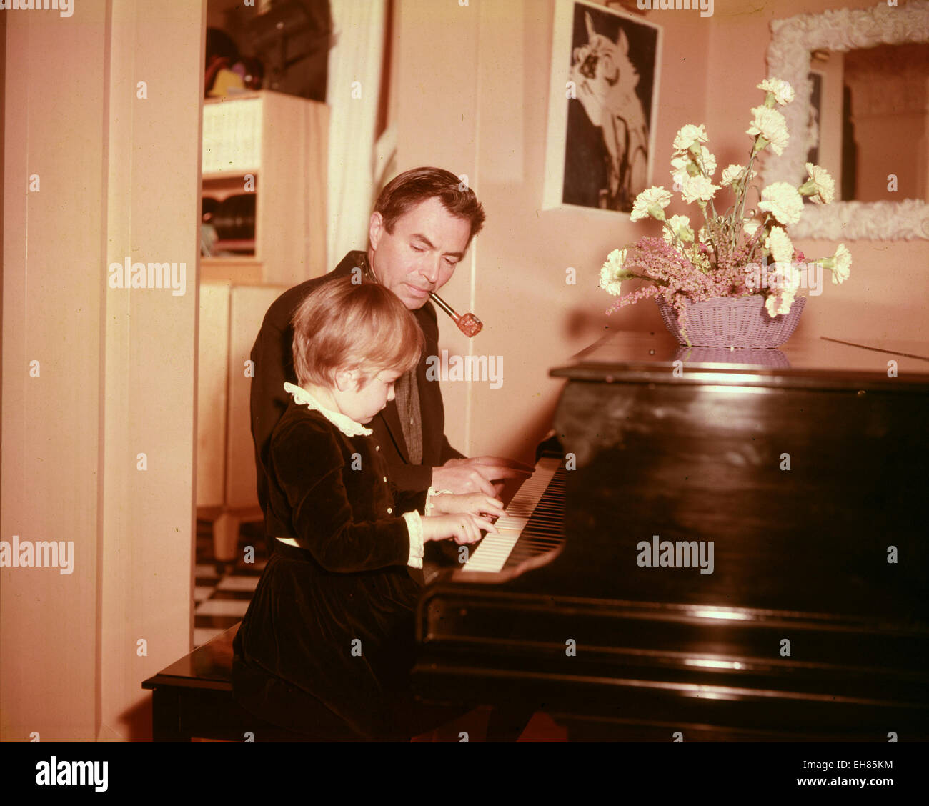 JAMES MASON (1909-1984) film inglese attore con figlio Morgan circa 1960 Foto Stock