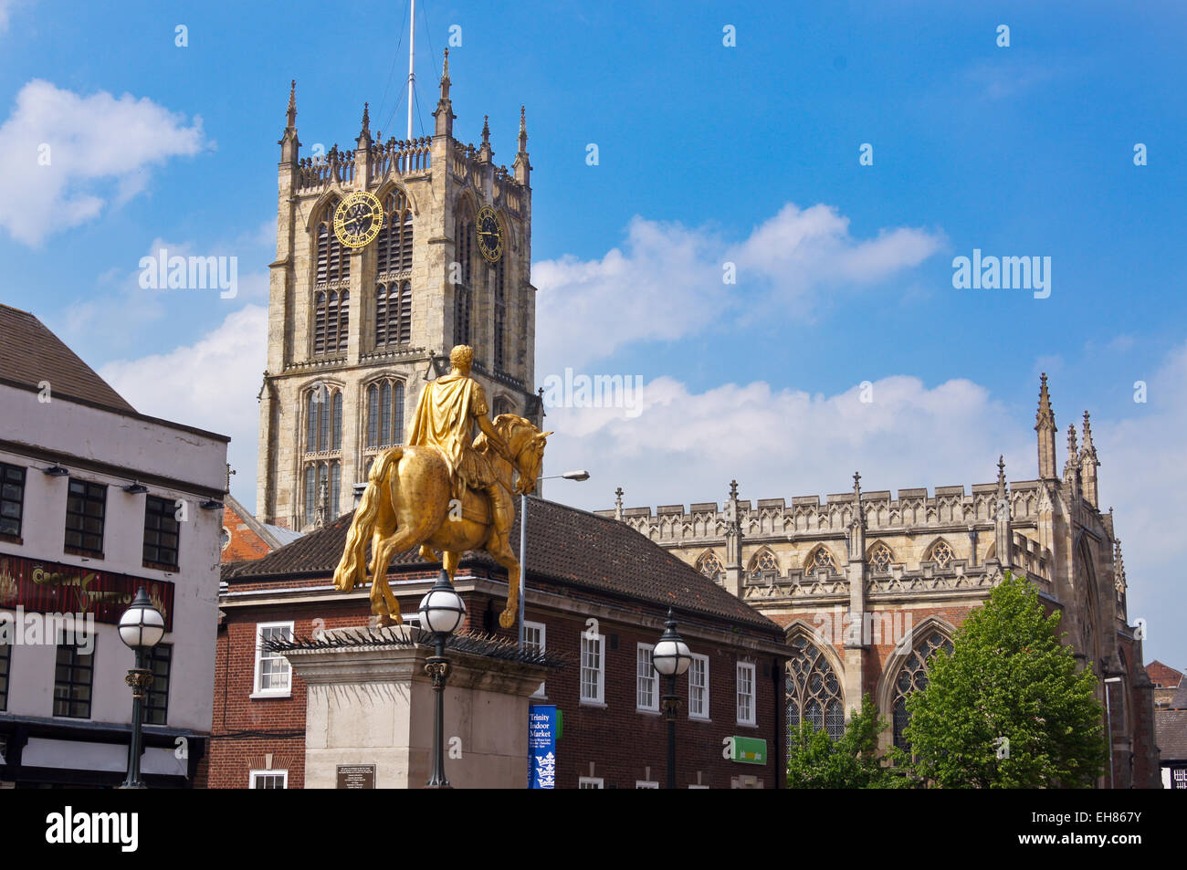 Chiesa della Santa Trinità e la statua dorata di Guglielmo d Orange, Kingston upon Hull, East Riding, nello Yorkshire, Inghilterra Foto Stock