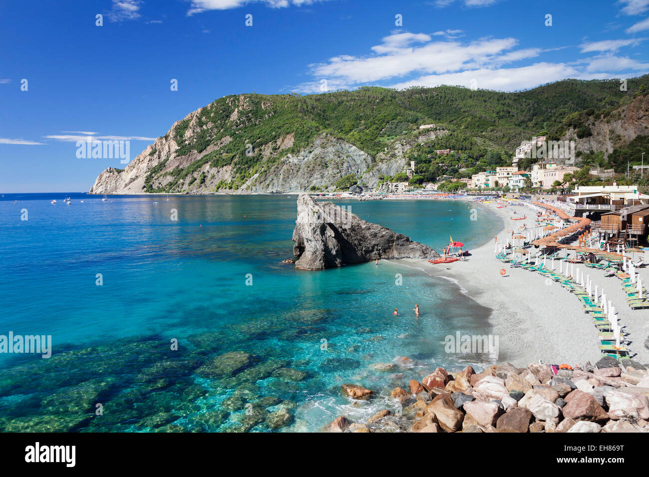 Spiaggia con ombrelloni e sedie a sdraio, Monterosso al Mare, Cinque Terre Riviera di Levante, UNESCO, Liguria, Italia Foto Stock
