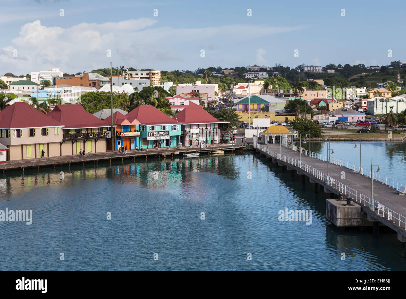 Vista di San Giovanni waterfront, Antigua, Isole Sottovento, West Indies, dei Caraibi e America centrale Foto Stock