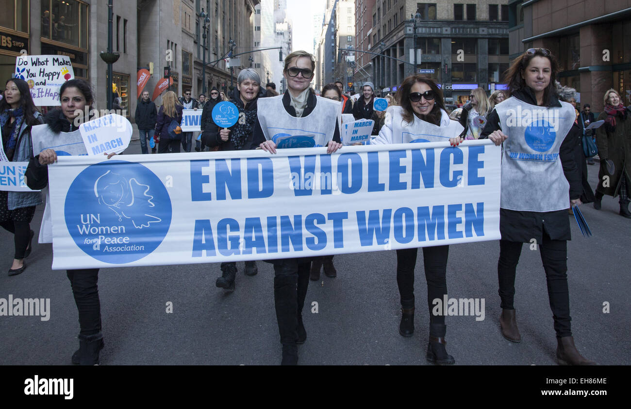 New York, Stati Uniti d'America. 8 Marzo, 2015. Gli uomini e le donne hanno marciato attraverso il centro di Manhattan con svariati messaggi con un tema unificante; che i diritti delle donne la parità di diritti umani. Credito: David Grossman/Alamy Live News Foto Stock