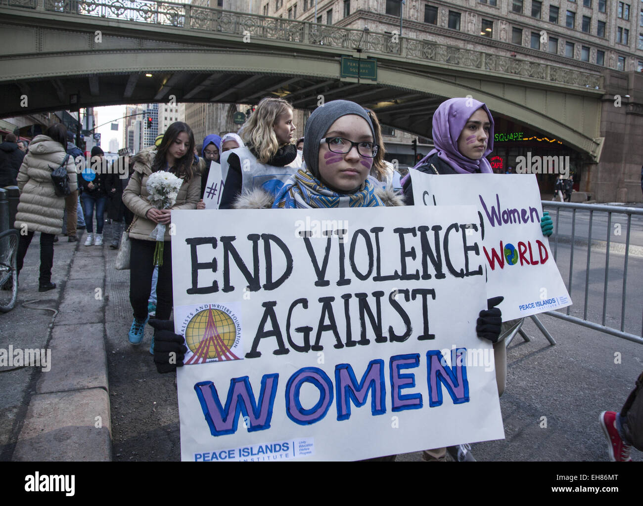 New York, Stati Uniti d'America. 8 Marzo, 2015. Gli uomini e le donne hanno marciato attraverso il centro di Manhattan con svariati messaggi con un tema unificante; che i diritti delle donne la parità di diritti umani. Credito: David Grossman/Alamy Live News Foto Stock