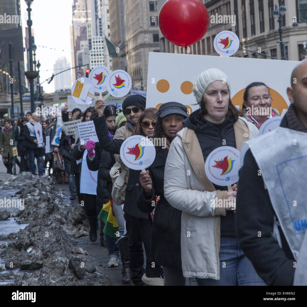 New York, Stati Uniti d'America. 8 Marzo, 2015. Gli uomini e le donne hanno marciato attraverso il centro di Manhattan con svariati messaggi con un tema unificante; che i diritti delle donne la parità di diritti umani. Credito: David Grossman/Alamy Live News Foto Stock