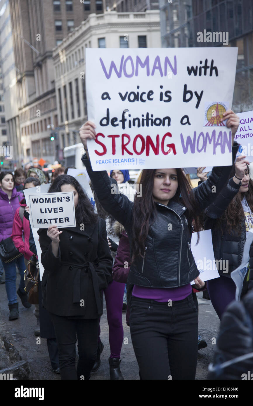 New York, Stati Uniti d'America. 8 Marzo, 2015. Gli uomini e le donne hanno marciato attraverso il centro di Manhattan con svariati messaggi con un tema unificante; che i diritti delle donne la parità di diritti umani. Credito: David Grossman/Alamy Live News Foto Stock