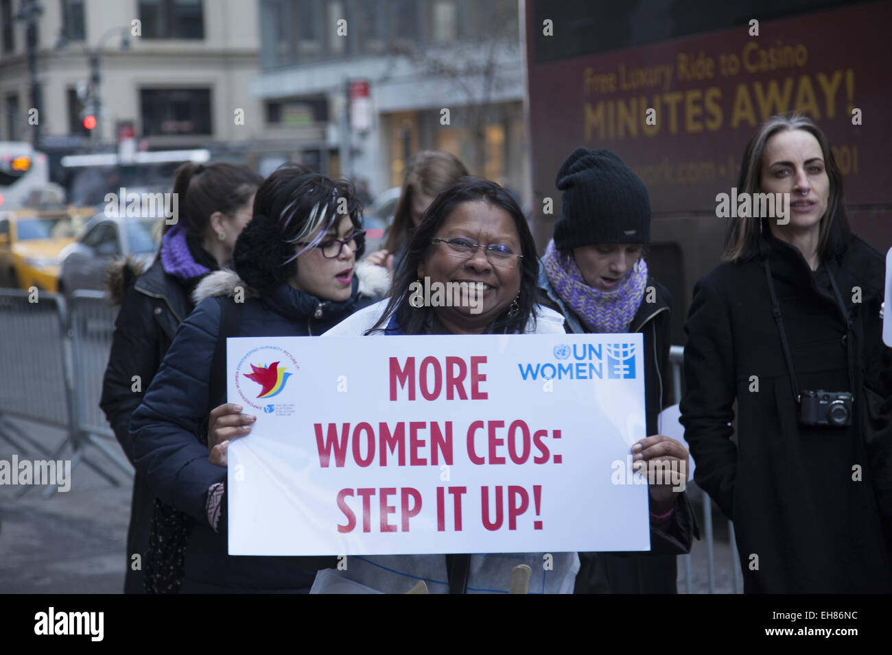 New York, Stati Uniti d'America. 8 Marzo, 2015. Gli uomini e le donne hanno marciato attraverso il centro di Manhattan con svariati messaggi con un tema unificante; che i diritti delle donne la parità di diritti umani. Credito: David Grossman/Alamy Live News Foto Stock