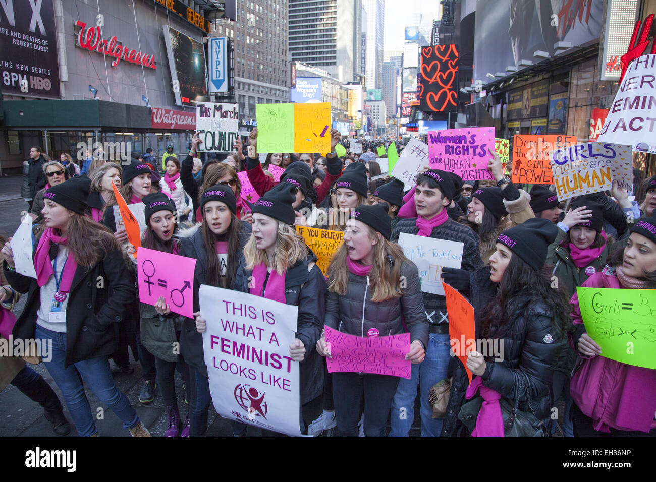 New York, Stati Uniti d'America. 8 Marzo, 2015. Gli uomini e le donne hanno marciato attraverso il centro di Manhattan con svariati messaggi con un tema unificante; che i diritti delle donne la parità di diritti umani. Credito: David Grossman/Alamy Live News Foto Stock