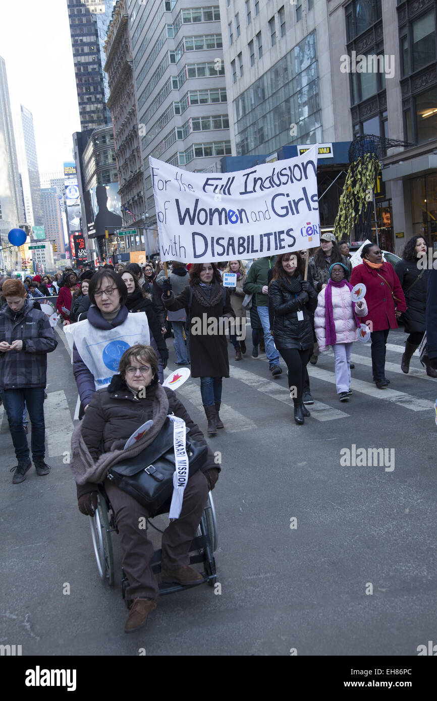 New York, Stati Uniti d'America. 8 Marzo, 2015. Gli uomini e le donne hanno marciato attraverso il centro di Manhattan con svariati messaggi con un tema unificante; che i diritti delle donne la parità di diritti umani. Credito: David Grossman/Alamy Live News Foto Stock