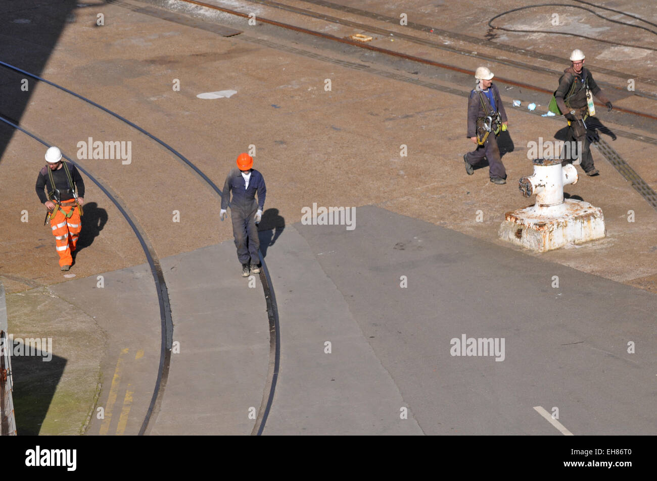 Quattro dei portuali a Falmouth cantiere di lasciare il lavoro dopo un cambio marcia Foto Stock