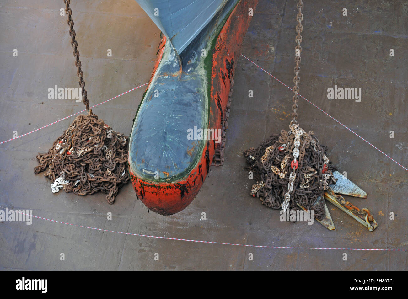 Il bulbo di prua di una nave in bacino di carenaggio Foto Stock