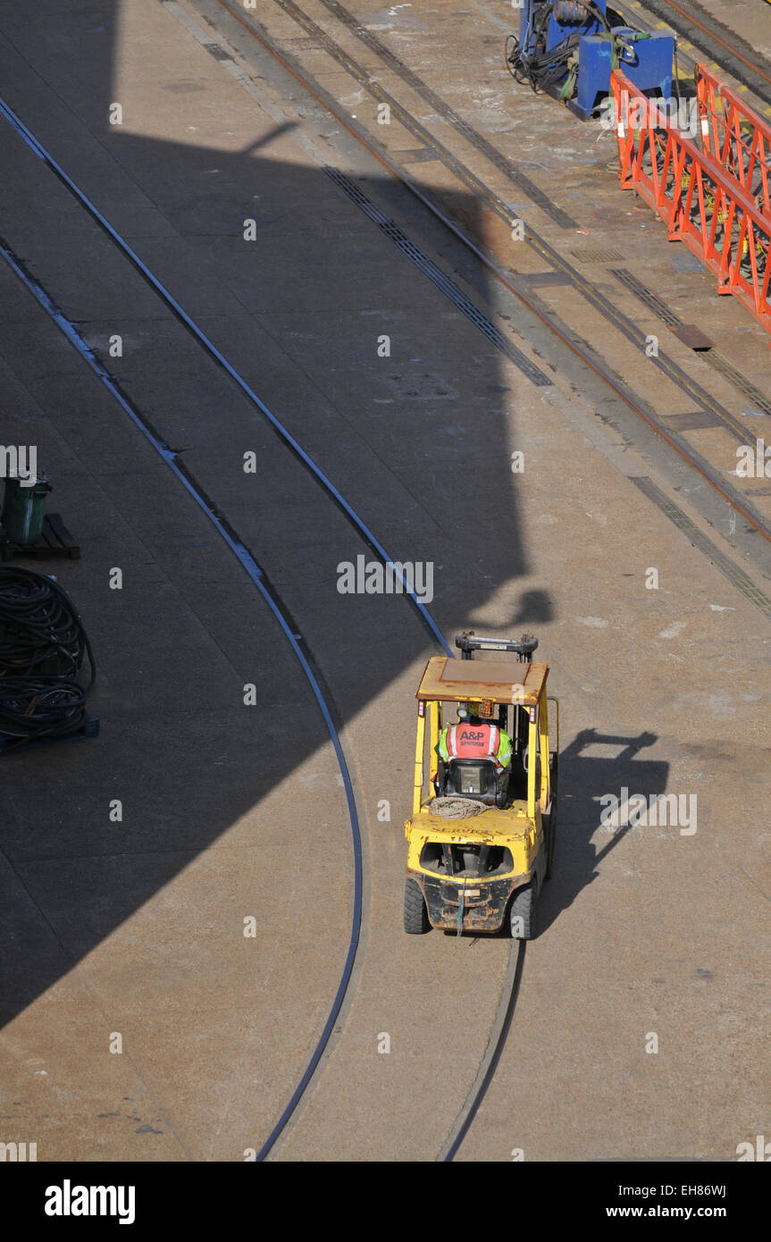 Un carrello elevatore a forche in cantiere di Falmouth Foto Stock