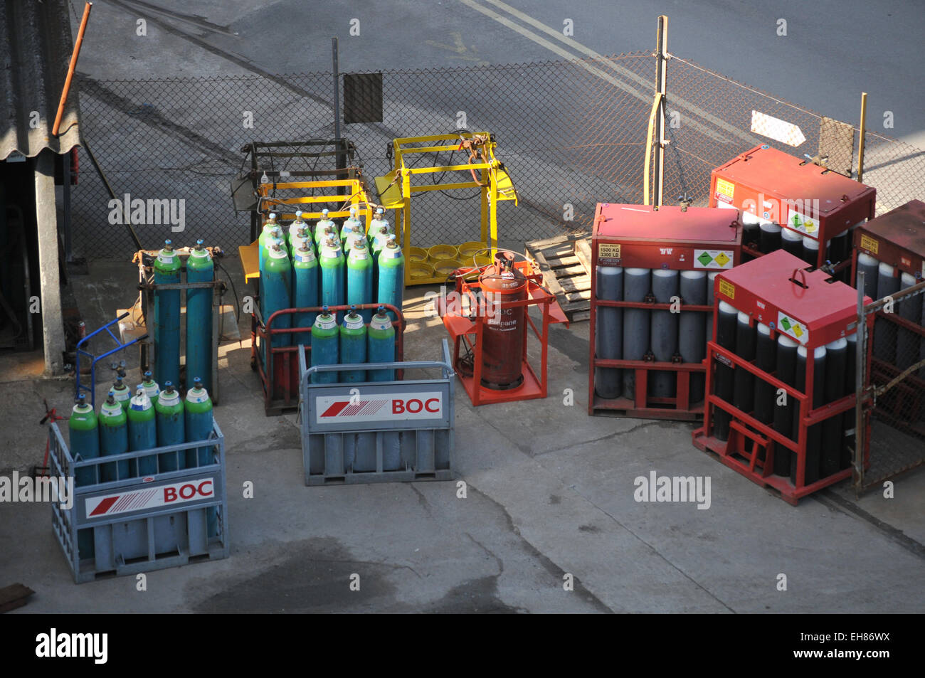 Le bombole di gas in stoccaggio a Pendennis Shipyard Falmouth Foto Stock