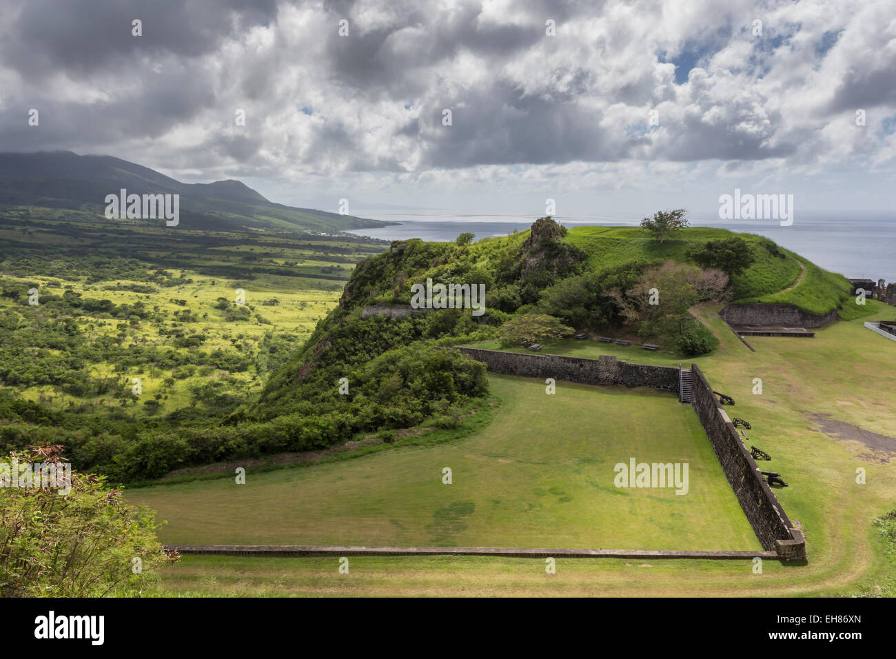Cannoni, rovine e verdi colline, Brimstone Hill Fortress, UNESCO, Saint Kitts, Saint Kitts e Nevis, dei Caraibi e America centrale Foto Stock