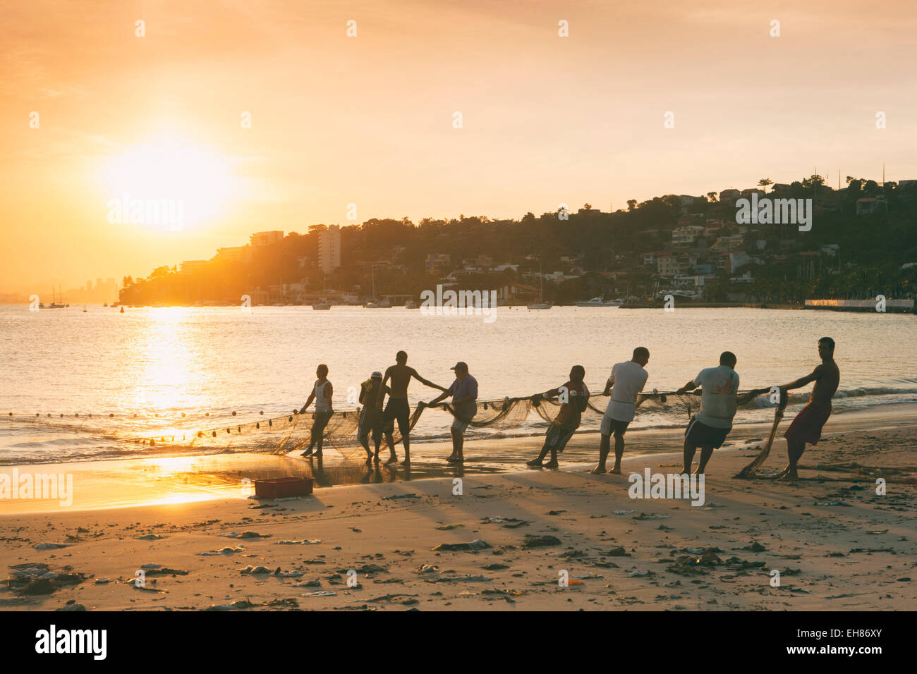 I pescatori sulla spiaggia di Niteroi, con dello skyline di Rio in background, Rio de Janeiro, Brasile, Sud America Foto Stock