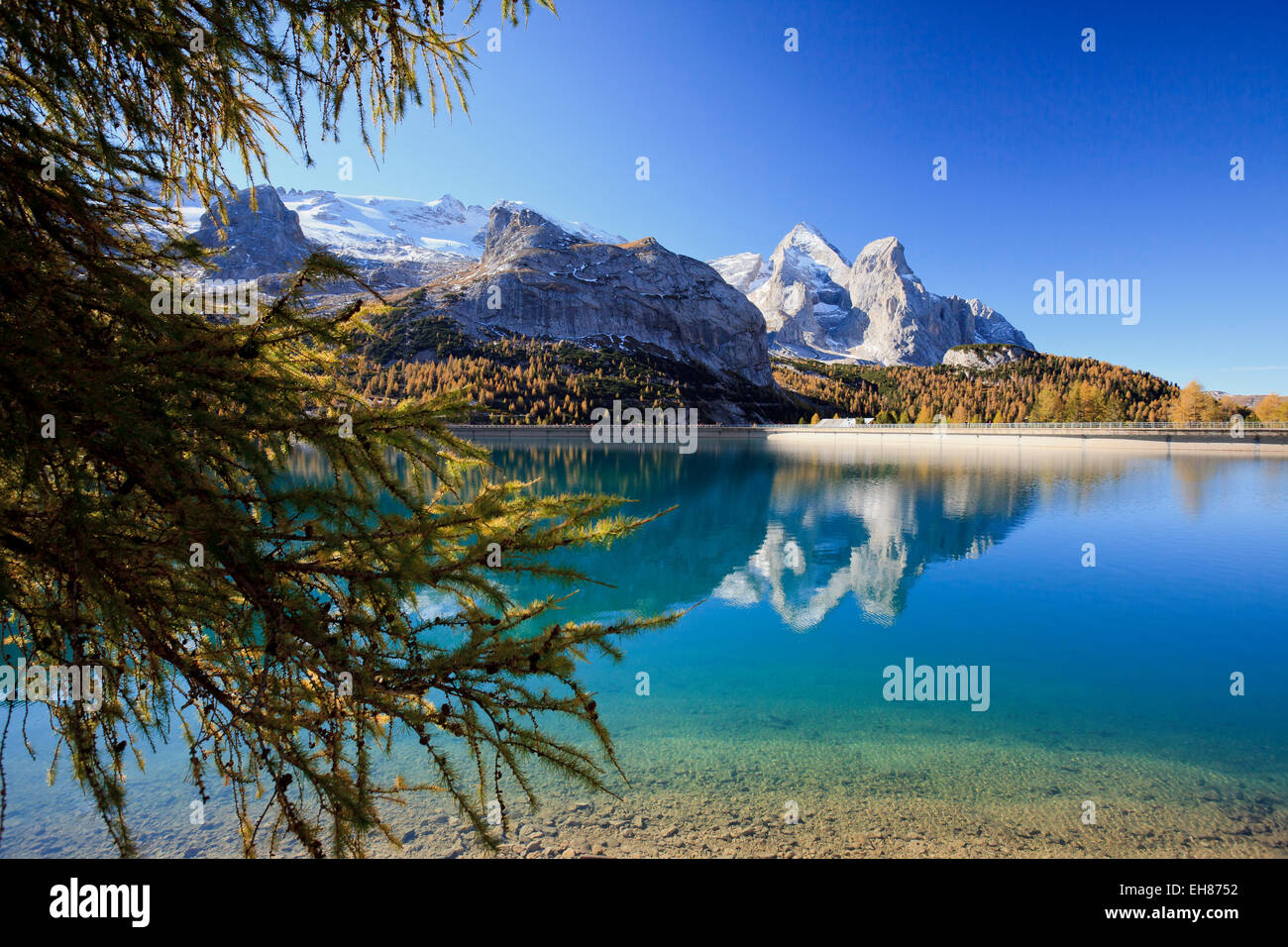 Il maestoso Gruppo della Marmolada e del Lago Fedaia con le sue acque turchesi, Dolomiti, Italia, Europa Foto Stock