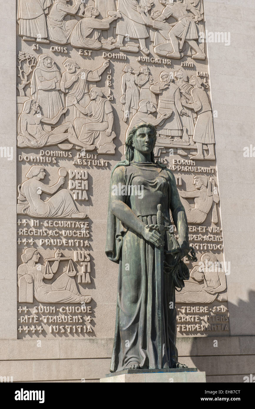 Porto, la statua che si trova nella parte anteriore del Palacio da Justiça, Palazzo di Giustizia Foto Stock