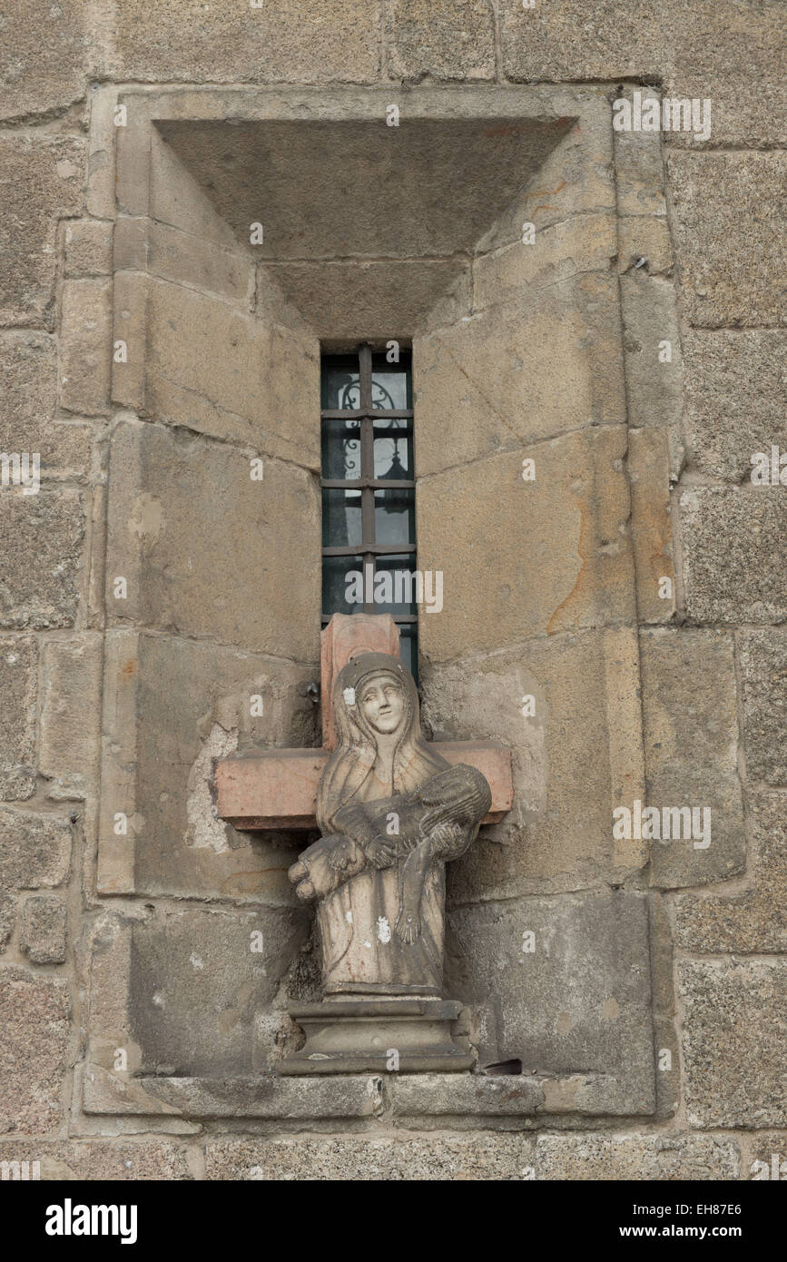 Amarante, statua in una nicchia della finestra Foto Stock