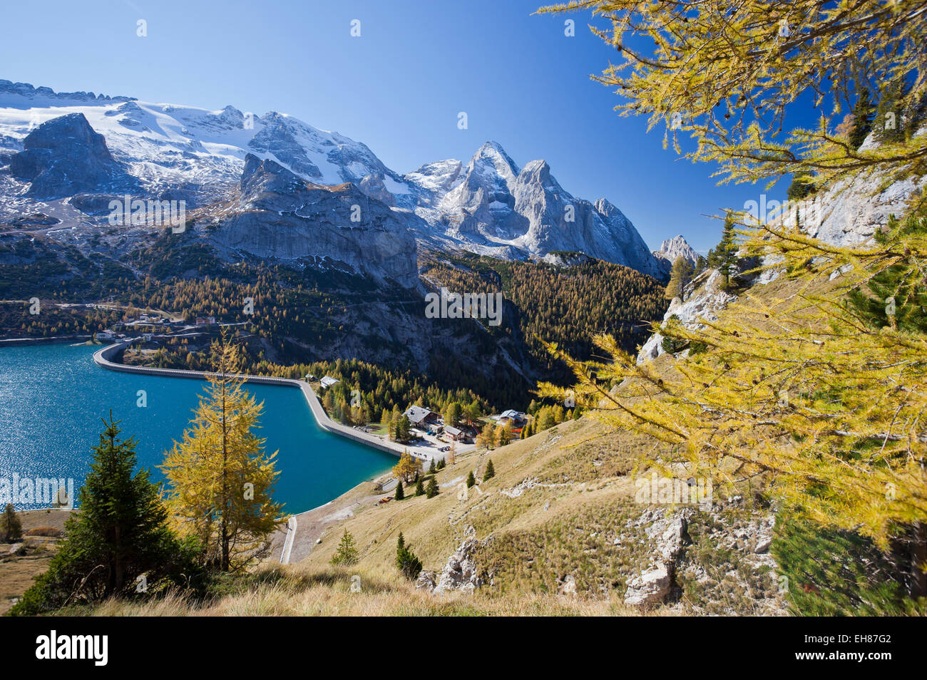 Il maestoso Gruppo della Marmolada e del Lago Fedaia con le sue acque turchesi, Dolomiti, Italia, Europa Foto Stock