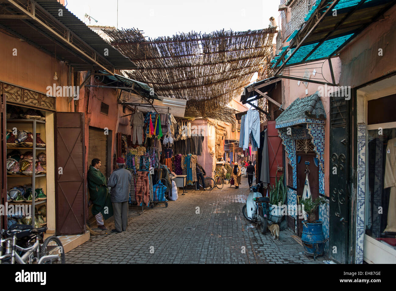 Scena di strada, souk, Medina, Marrakech, Marocco Foto Stock