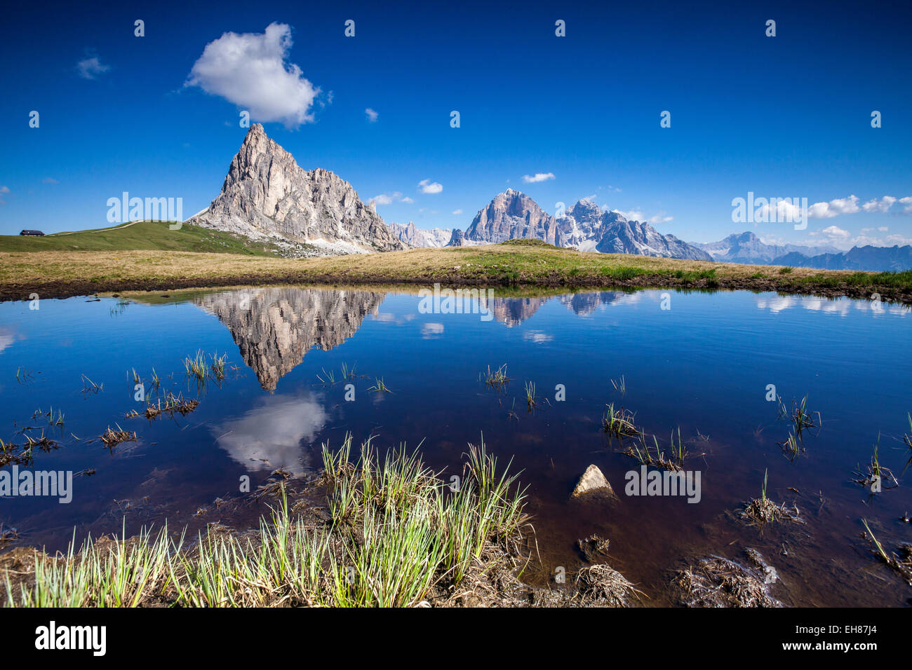 La Gusela picco e il gruppo delle Tofane da Cortina D'Ampezzo riflettente nel lago dal Passo Giau, Veneto, Italia, Europa Foto Stock