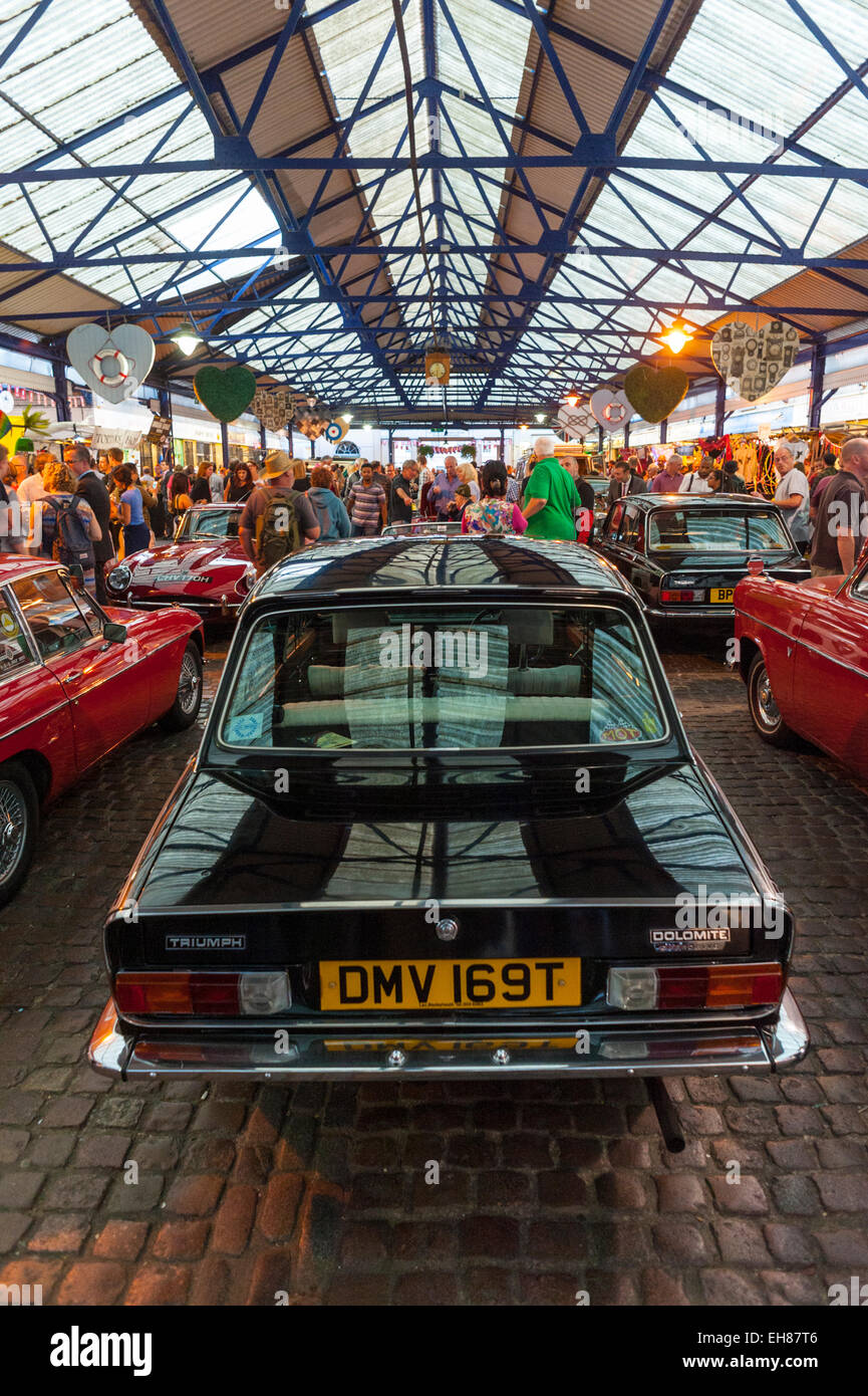 Classic le vetture schierate nel mercato di Greenwich per il parco mensile del mercato Incontriamoci. Foto Stock