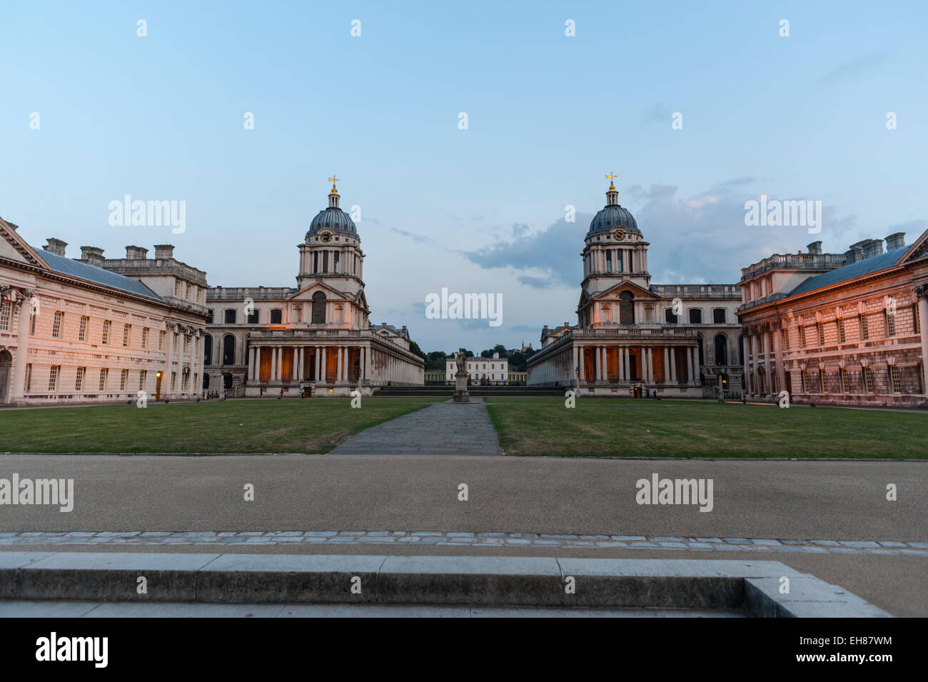 L'università navale reale a Greenwich al tramonto con la casa delle regine e l'osservatorio reale dietro. Foto Stock