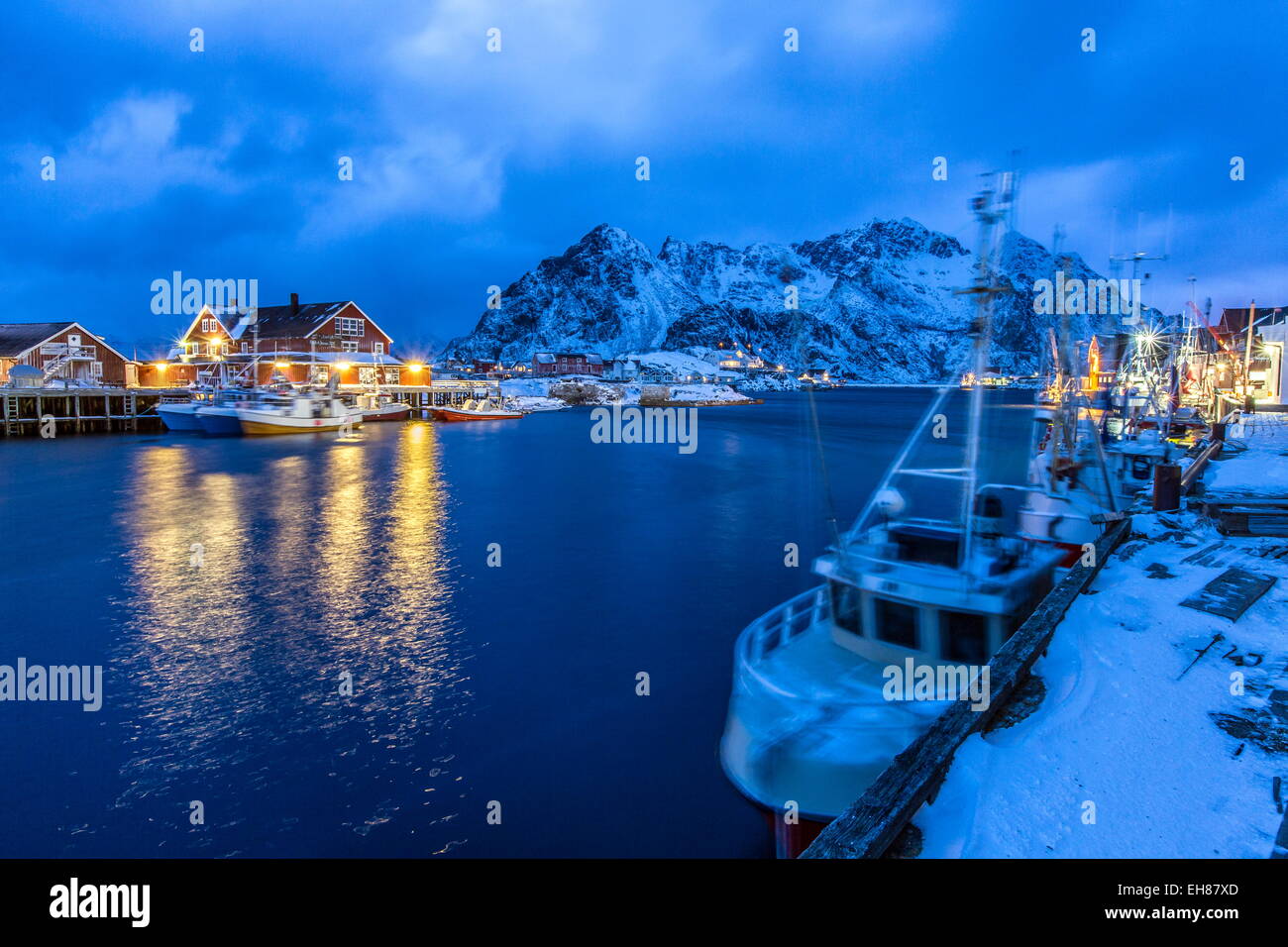 Le luci del porto di Henningsvaer, la più importante in Lofoten, accesa al blue ora, Isole Lofoten in Norvegia Foto Stock