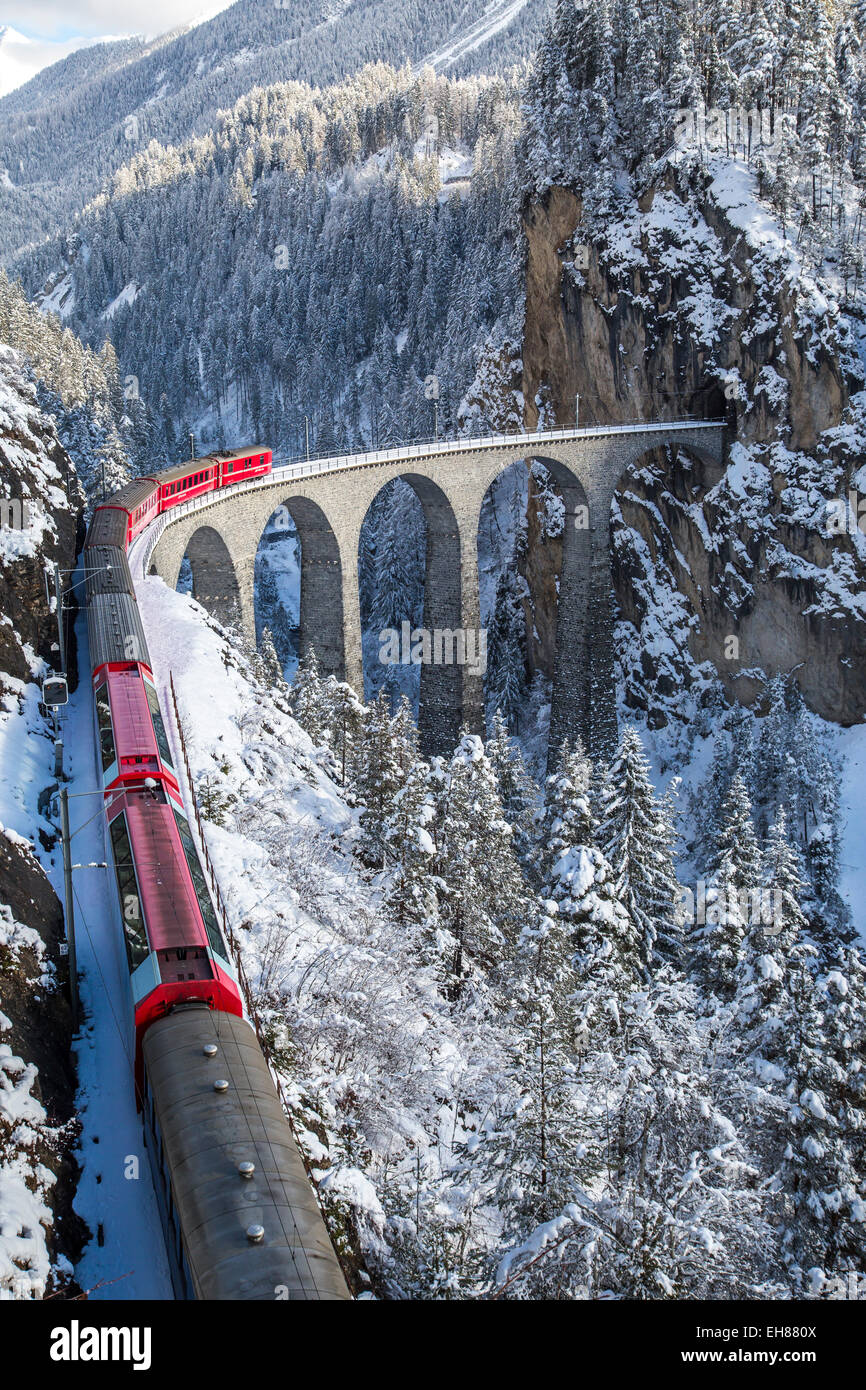 Il trenino rosso del Albula-Bernina Express Railway, Patrimonio Mondiale UNESCO sul famoso viadotto Landwasser, Svizzera, Europa Foto Stock