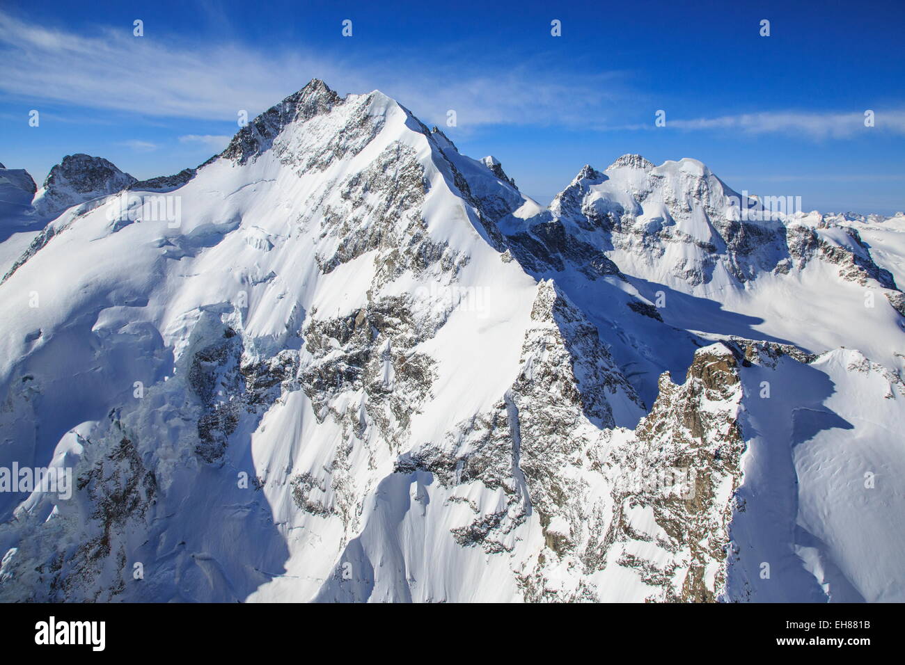 Sorvolando il Piz Bernina e Piz Roseg in inverno, in Engadina, Svizzera, Europa Foto Stock