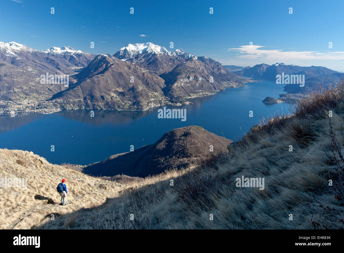 Il lago di Como a partire da un percorso in Alta Via dei Monti Lariani, con il villaggio di Bellagio, Lombardia, Italia Foto Stock