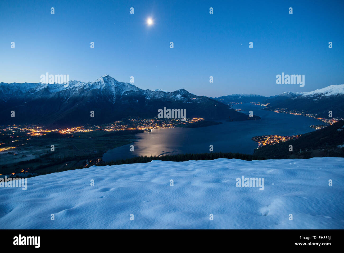 Il lago di Como e i suoi numerosi villaggi sotto una luna piena, Lombardia, Italia, Europa Foto Stock