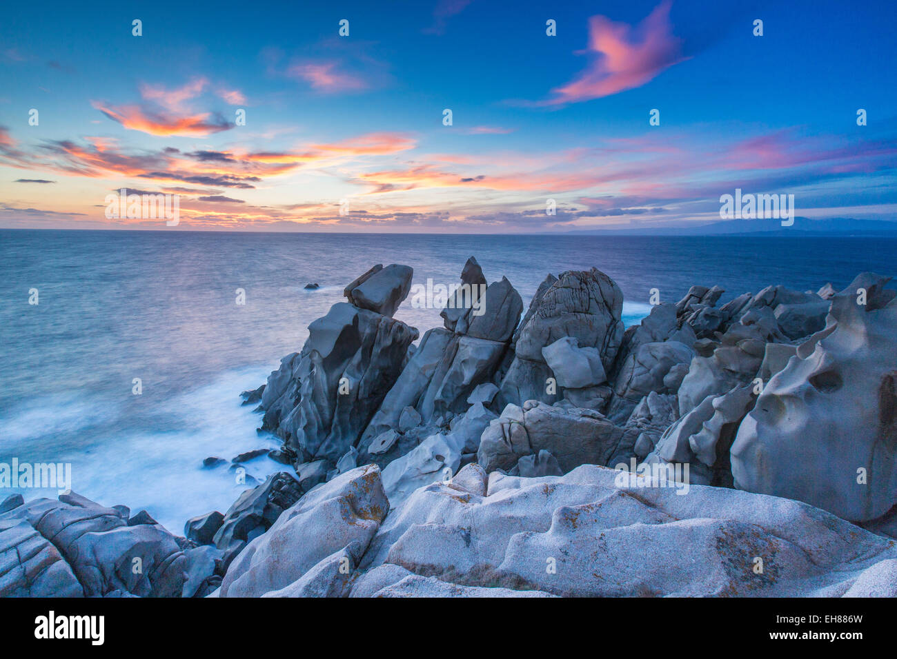 Onde che si infrangono sulle rocce del Capo Testa Penisola, da Santa Teresa di Gallura, Sardegna, Italia, Mediterraneo, Europa Foto Stock